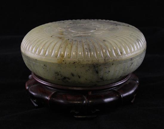 A Chinese bowenite circular box and
