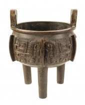 A CHINESE BRONZE TRIPOD DING i