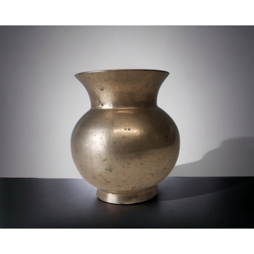 A CHINESE BRONZE VASE / SPITOON.