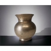 A CHINESE BRONZE VASE / SPITOO
