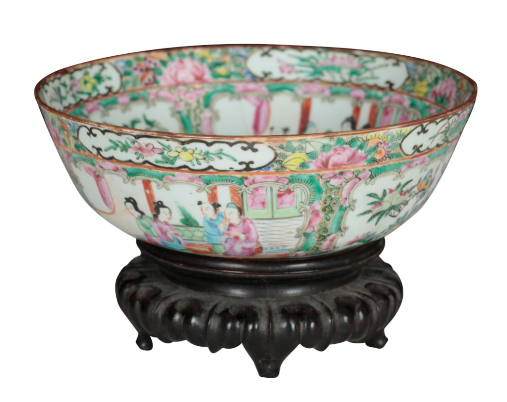 A CHINESE CANTON FAMILLE ROSE