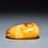A CHINESE CARVED JADE DECORATI