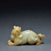 A CHINESE CARVED JADE DECORATI