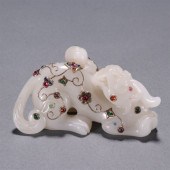 A CHINESE CARVED JADE DECORATI