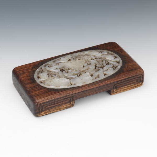 A CHINESE CARVED JADE ORNAMENT ON