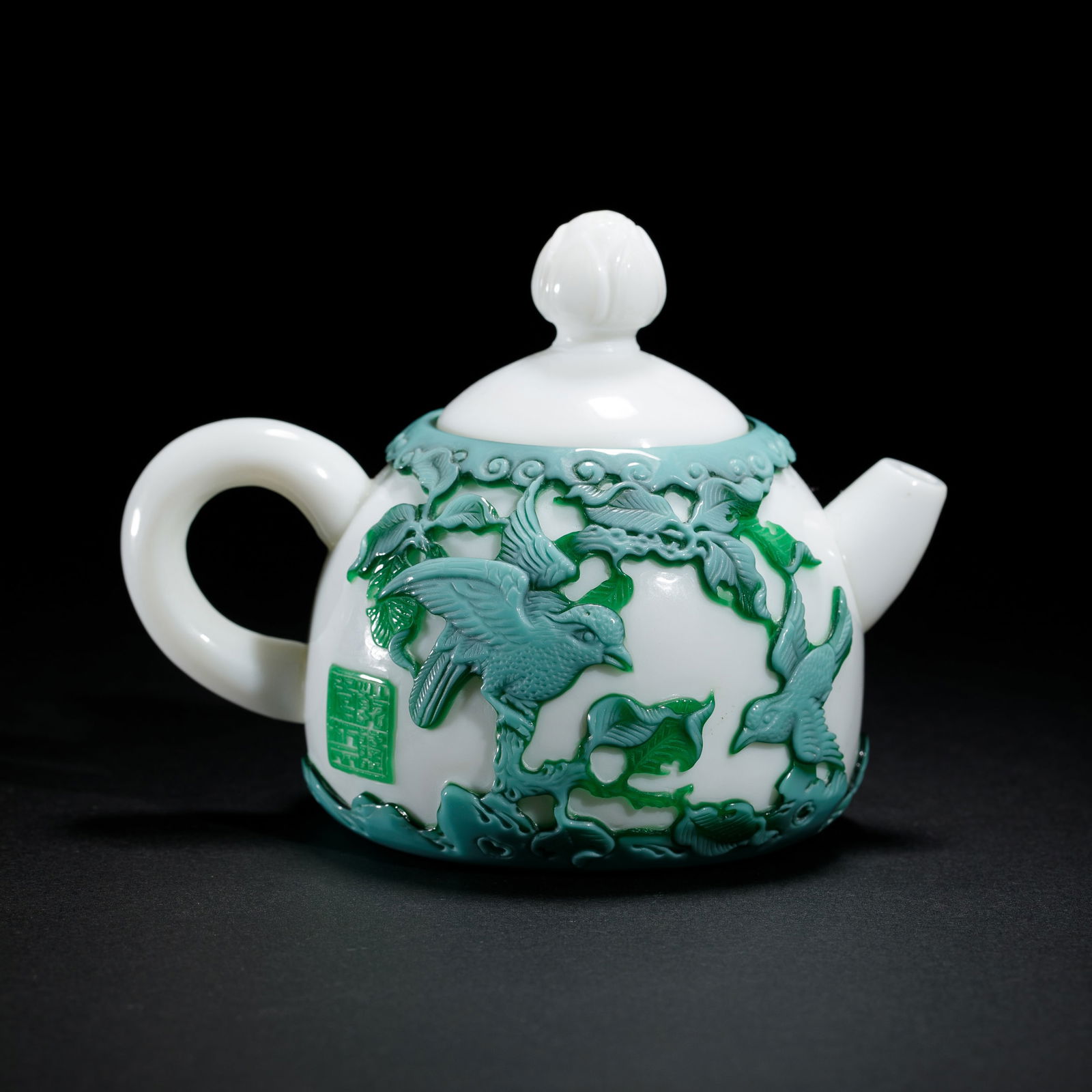 A CHINESE CARVED PEKING GLASS