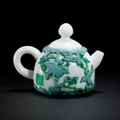 A CHINESE CARVED PEKING GLASS