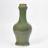 A CHINESE CELADON GLAZED GARLI