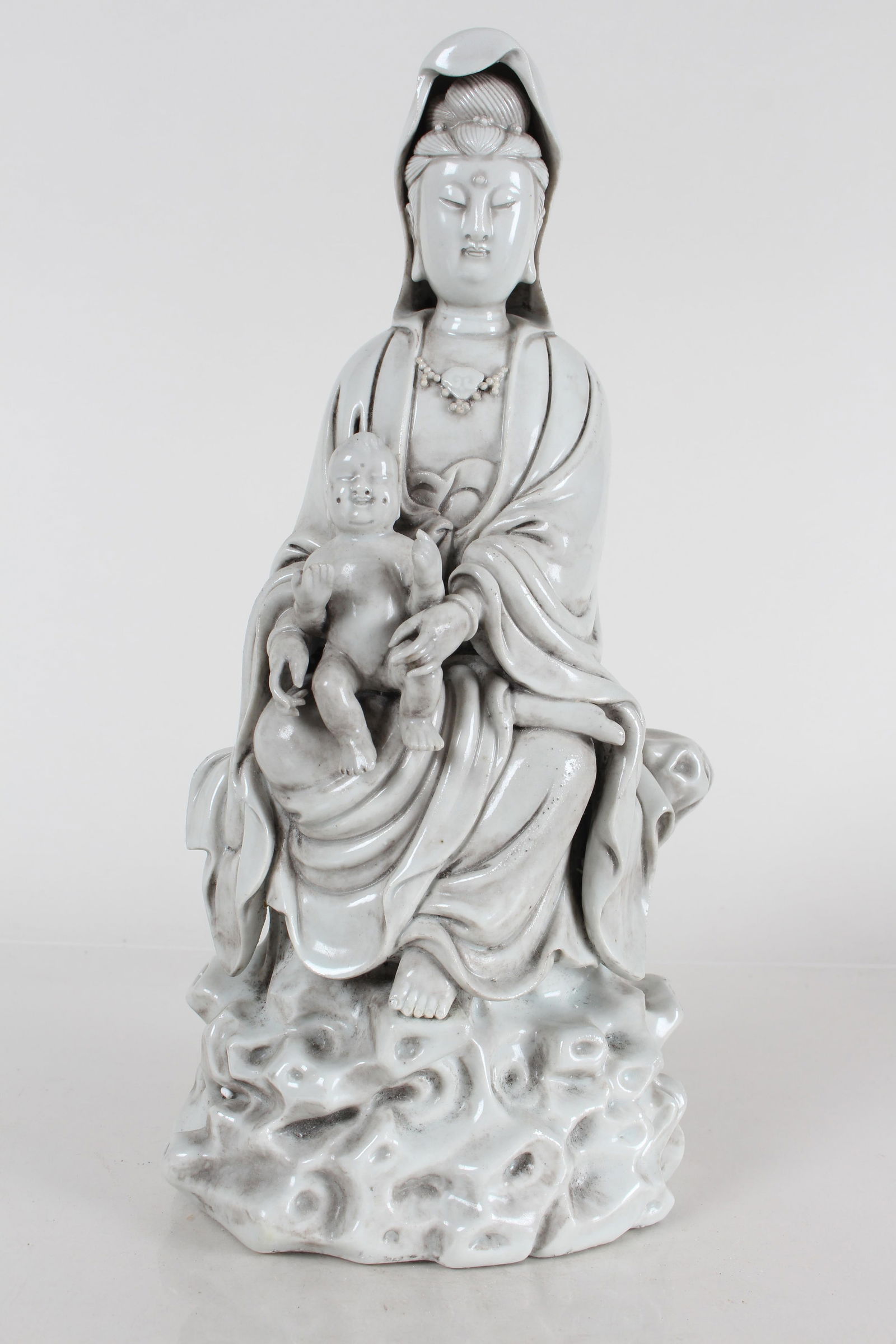 A CHINESE DE BLAC MASSIVE PORCELAIN