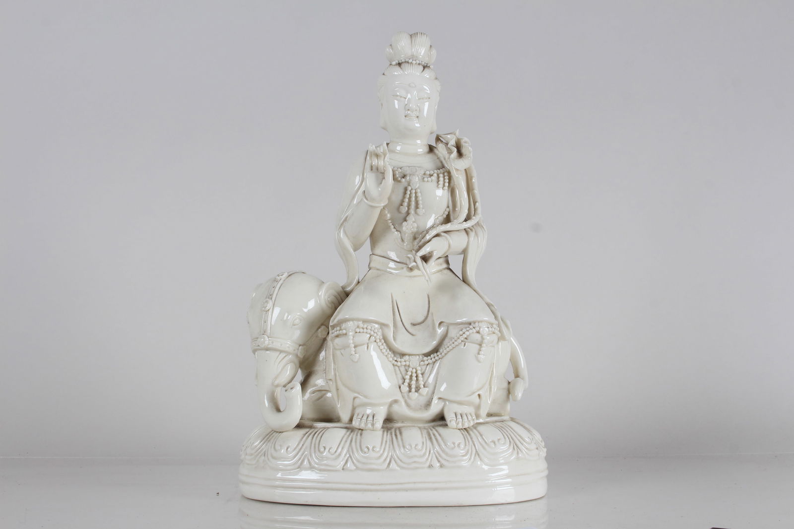 A CHINESE DE BLAC MASSIVE PORCELAIN