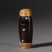 A CHINESE DZI BEAD<br>A CHINES