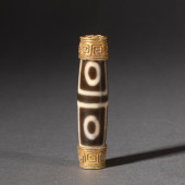 A CHINESE DZI BEAD<br>A CHINES