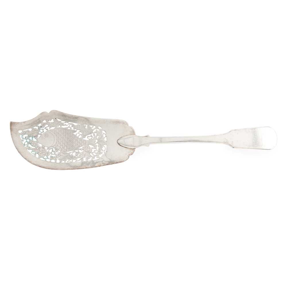 A CHINESE EXPORT FISH SLICE with