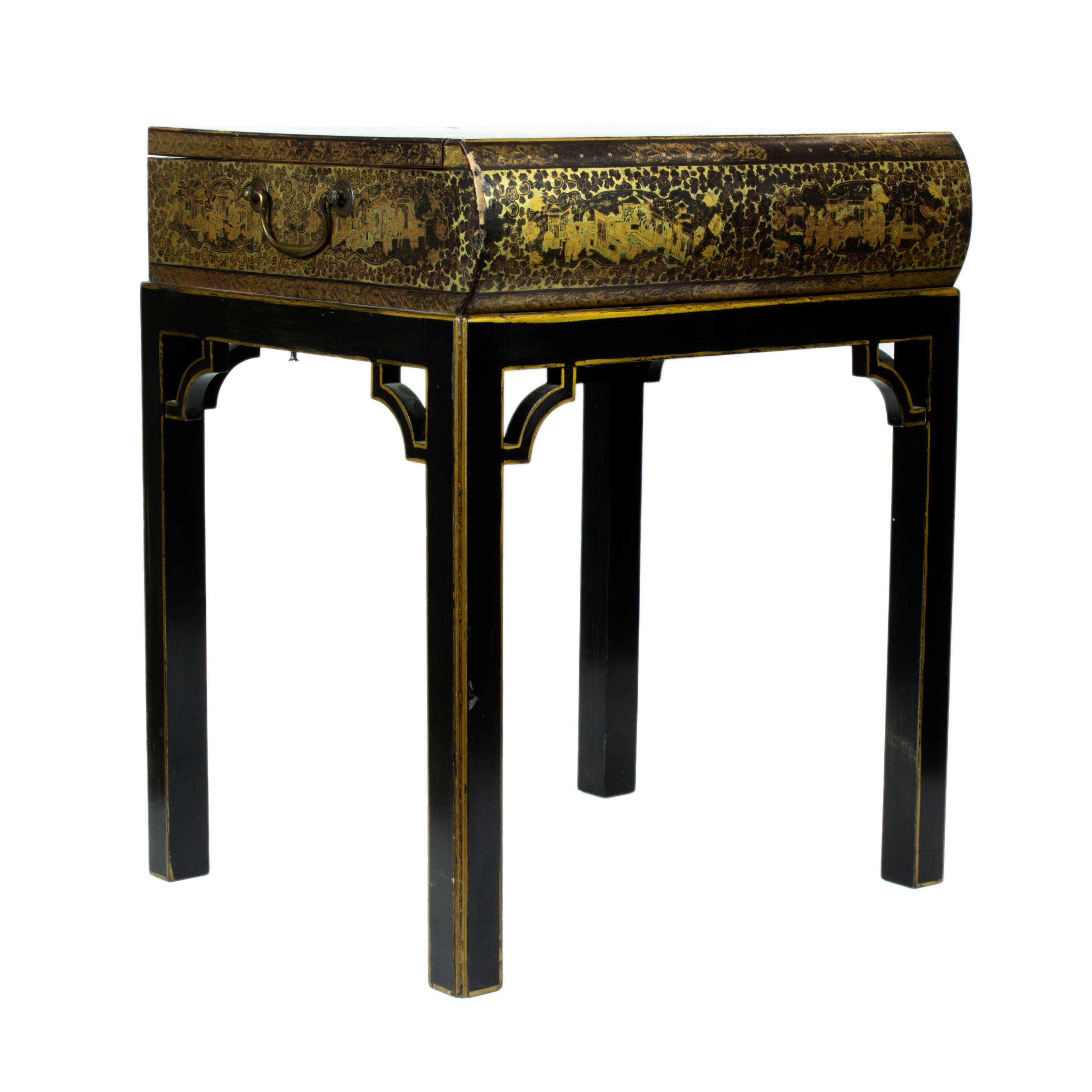 A CHINESE EXPORT LACQUER BOX ON
