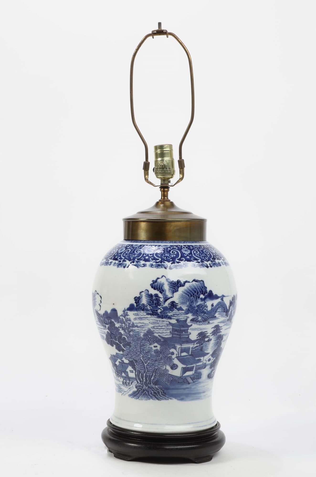 A CHINESE EXPORT PORCELAIN BLUE AND