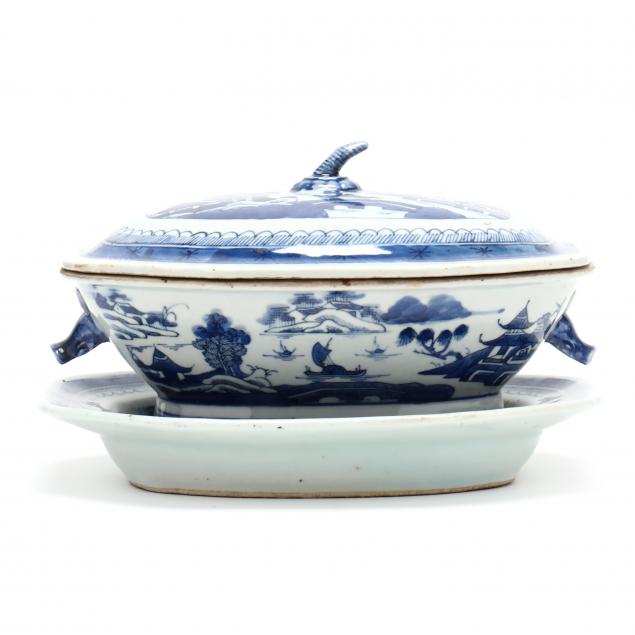 A CHINESE EXPORT PORCELAIN CANTON