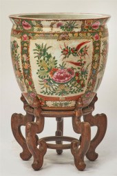 A CHINESE EXPORT PORCELAIN JAR