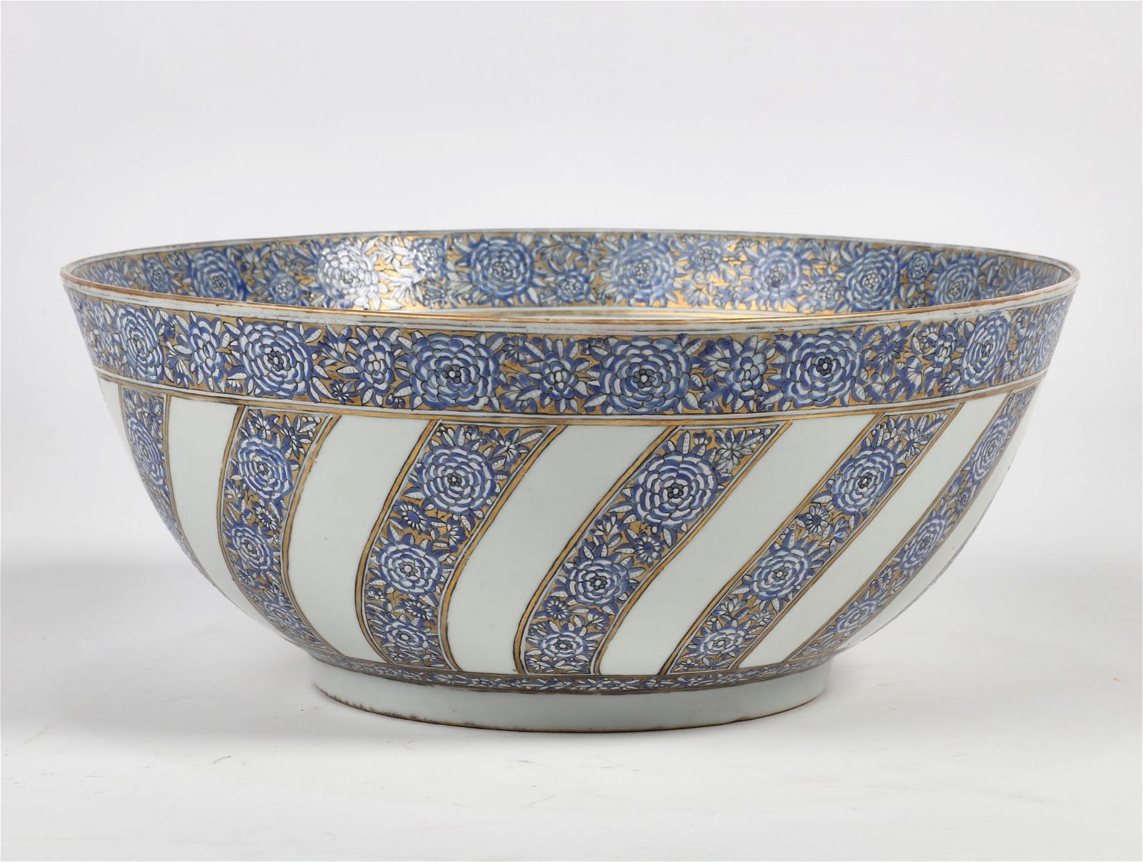 A CHINESE EXPORT PORCELAIN PUNCH