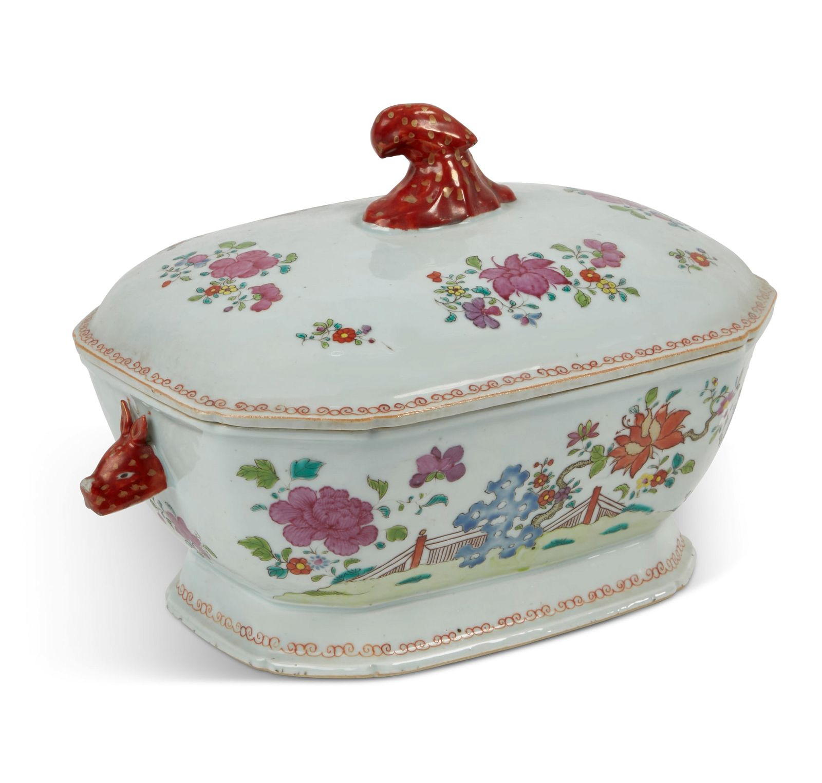 A CHINESE EXPORT PORCELAIN TUREEN