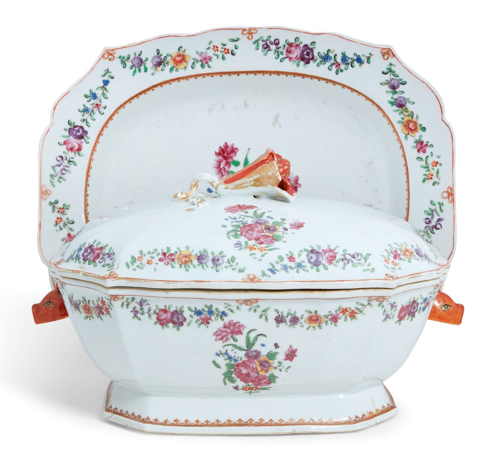 A CHINESE EXPORT PORCELAIN TUREEN