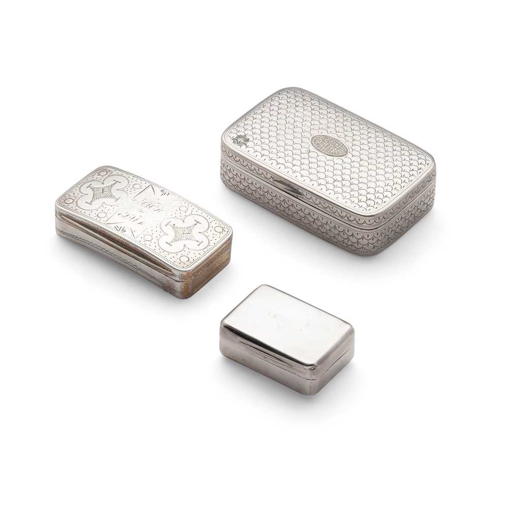 A CHINESE EXPORT SNUFF BOX with