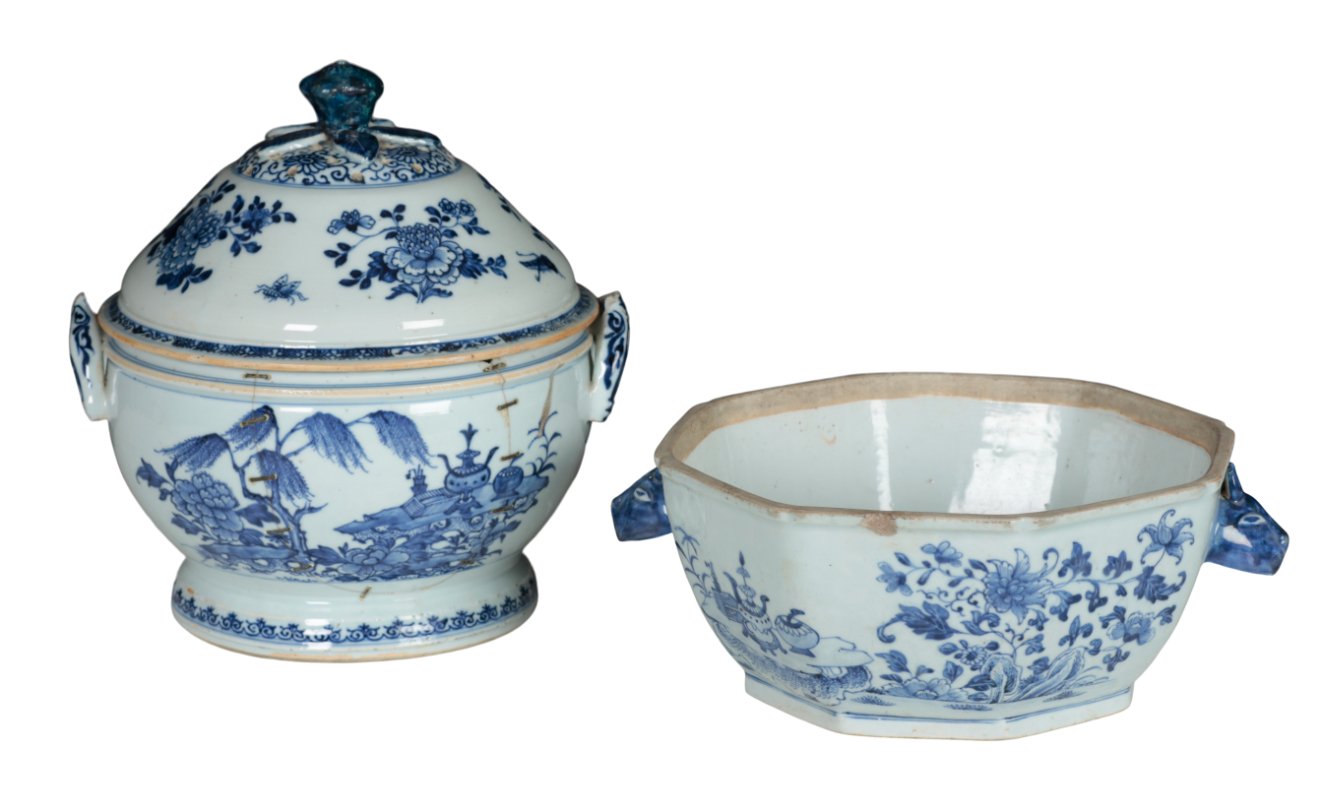 A CHINESE EXPORT SOUP TUREEN AND