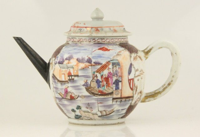 A Chinese export teapot and cover