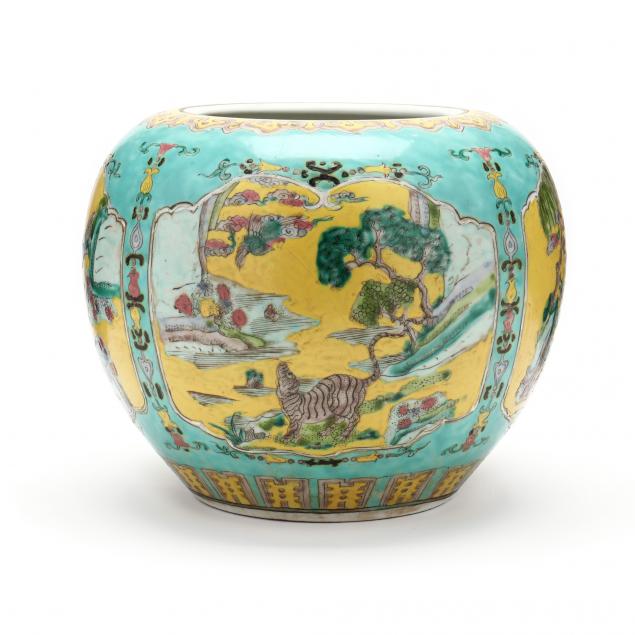 A CHINESE FAMILLE JAUNE PORCELAIN
