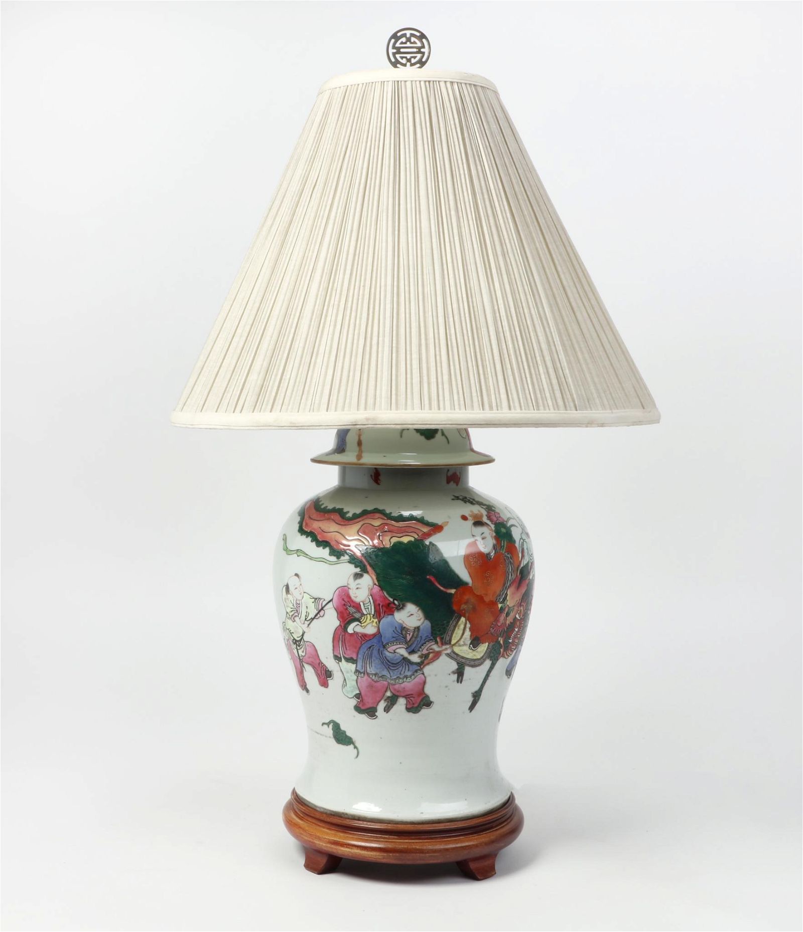 A CHINESE FAMILLE ROSE PORCELAIN