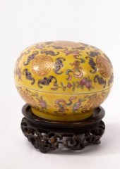 A Chinese famille rose porcela