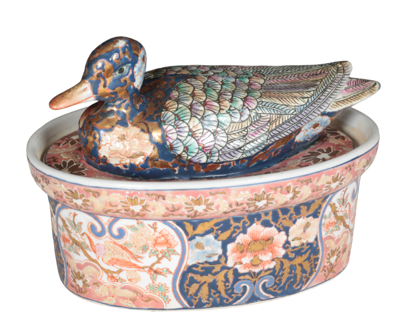 A CHINESE IMARI PORCELAIN TUREEN of