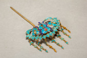 A CHINESE KING FEATHER DECORAT