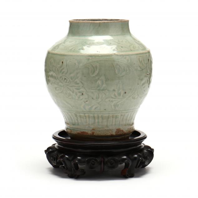 A CHINESE LONGQUAN CELADON VASE