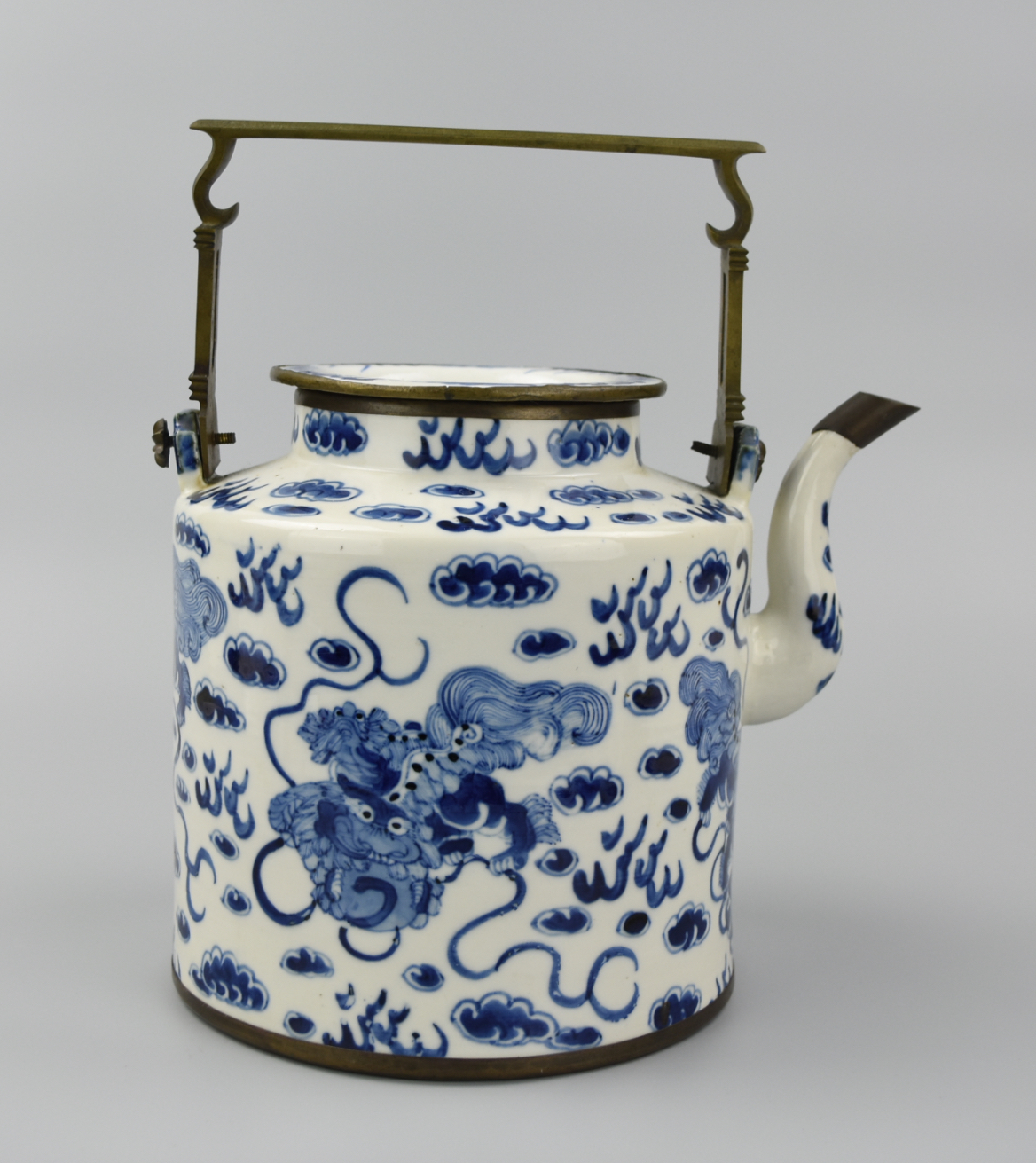 A CHINESE MASSIVE BLUE & WHITE
