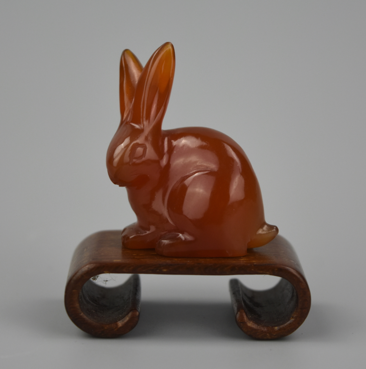 A CHINESE MINIATURE CARVED AGATE
