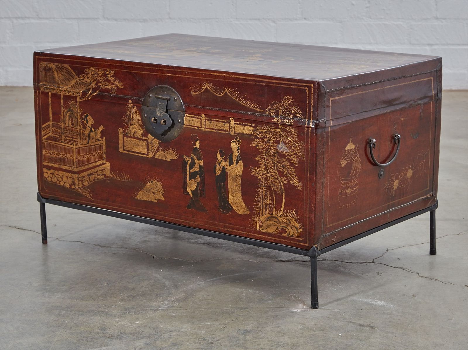 A CHINESE PARCEL GILT AND RED
