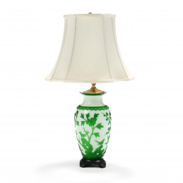 A CHINESE PEKING GLASS VASE LAMP 