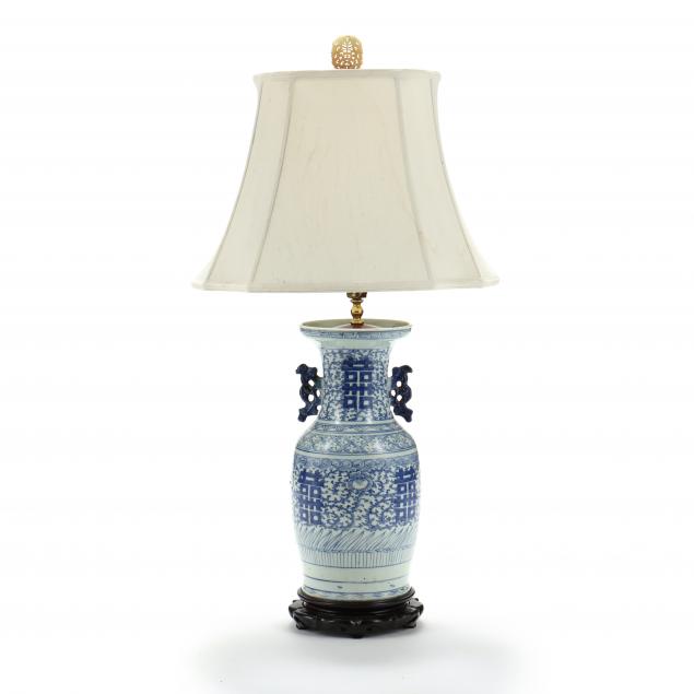 A CHINESE PORCELAIN BLUE AND