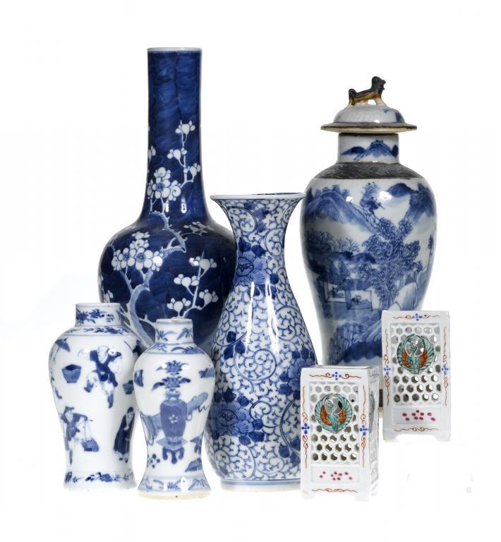 A CHINESE PORCELAIN BOTTLE VASE