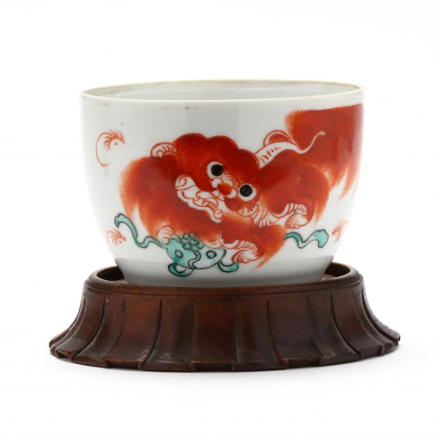 A CHINESE PORCELAIN BOWL WITH RED