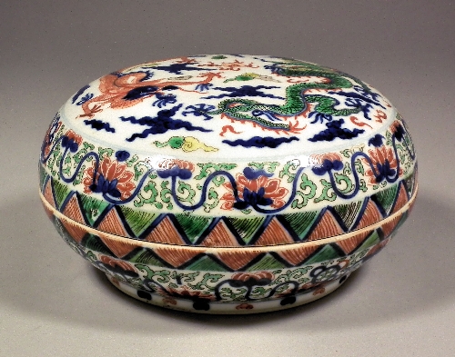 A Chinese porcelain circular box