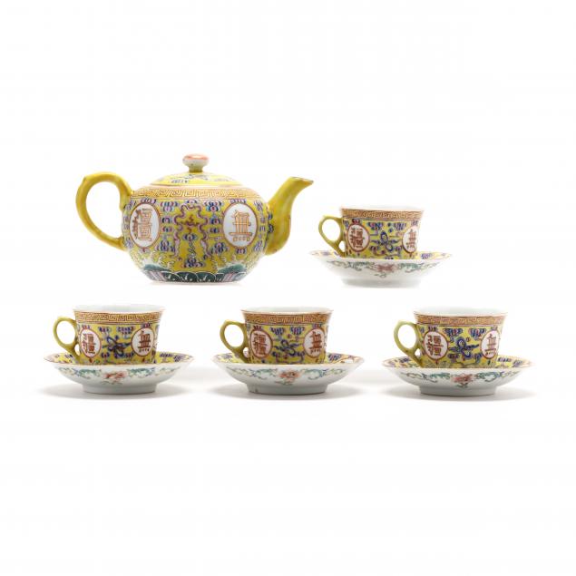 A CHINESE PORCELAIN FAMILLE JAUNE