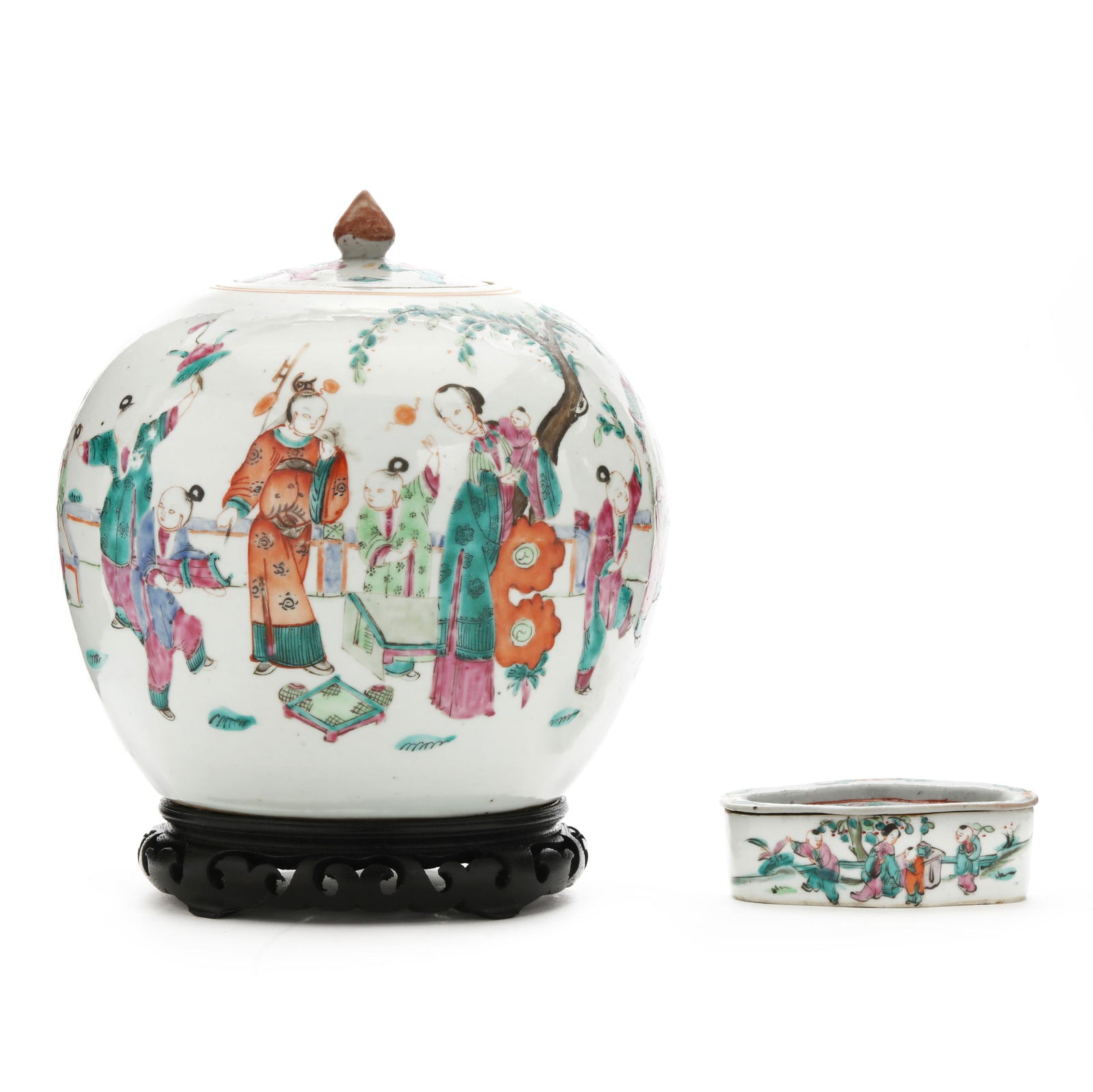 A CHINESE PORCELAIN FAMILLE ROSE