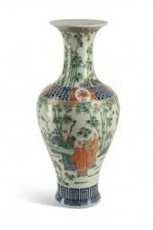 A CHINESE PORCELAIN FAMILLE VE