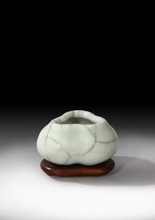A Chinese porcelain 'Ge' type