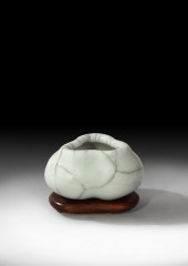 A Chinese porcelain 'Ge' type