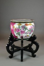 A CHINESE PORCELAIN JARDINEIRE