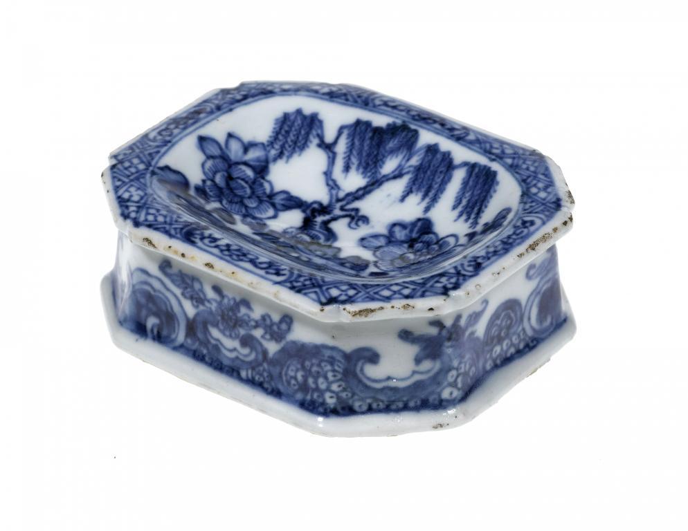 A CHINESE PORCELAIN SALT CELLAR the
