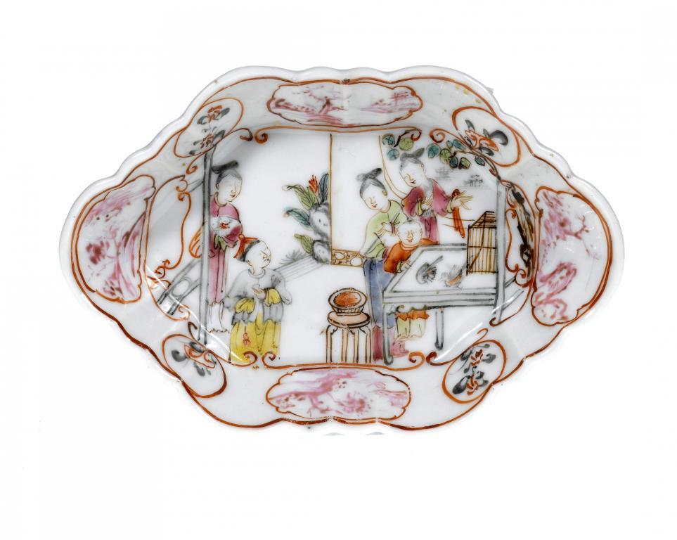 A CHINESE PORCELAIN SPOON TRAY of