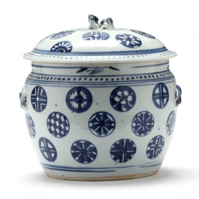 A CHINESE PORCELAIN STORAGE JAR